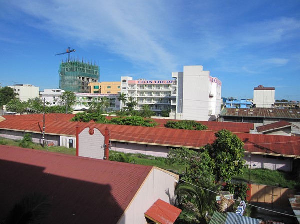 Utsikt från mitt hotellrum på Donald Paul Apartelle i Angeles City.