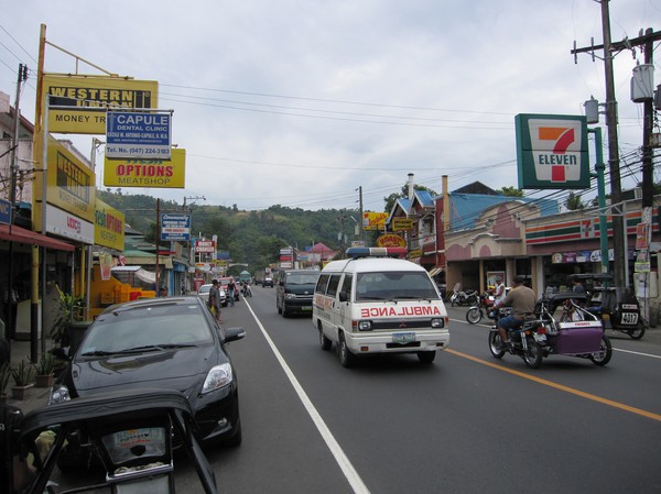 Gatuscen längs National highway utanför mitt hotell i Barrio Barretto, Subic bay, Zambales.