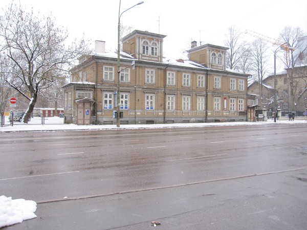 Gammal träbyggnad i utkanten av gamla staden, Tallinn.