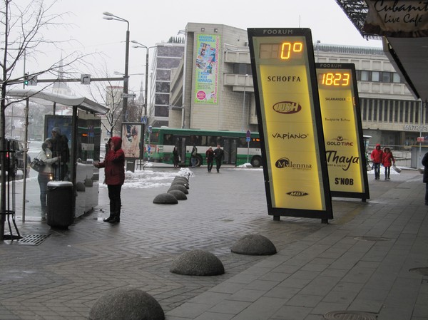 Ruskigt vårväder utanför Foorum shopping center, centrala Tallinn.