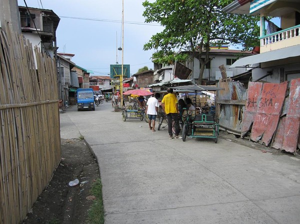 En promenad i slummen och möte med en hel del otroligt glada människor. Bra att ibland få perspektiv på hur bra man har det, Davao.