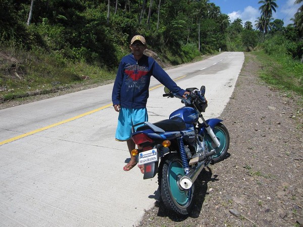 Dexter med sin motorcykel, mellan Cateel och Bislig.