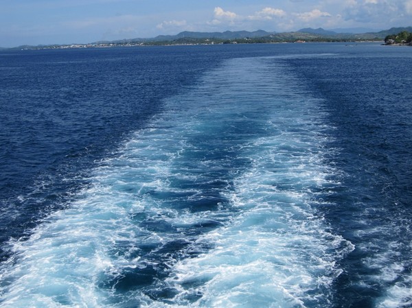 På färjan med Surigao city i bakgrunden. På väg till San Ricardo, Leyte.