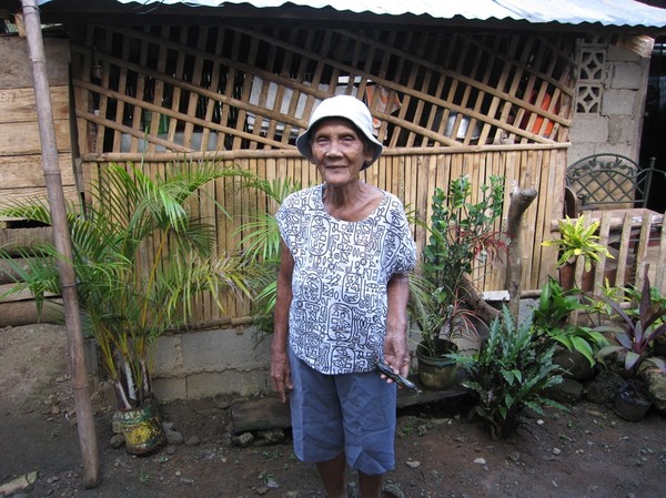 Den 83-åriga damen med slutprodukten i sin hand. Hon påstod att hennes recept på Moron var det bästa på Leyte.