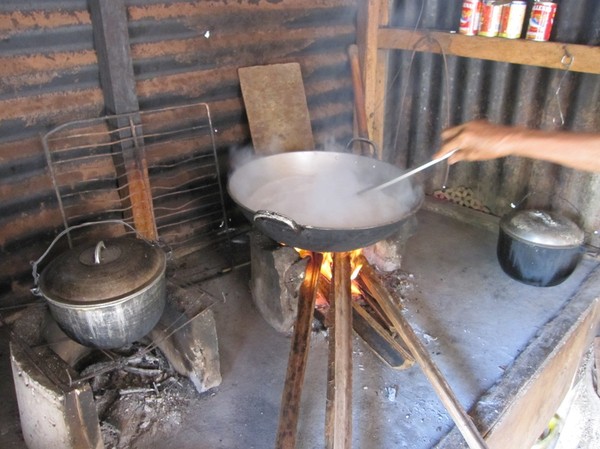 Kokning av kokos, för tillagning av Moron, en specialitet på Leyte.