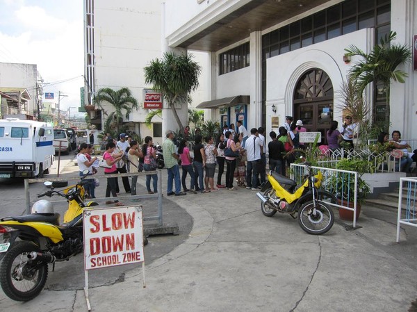 Lönedag ger köer i bankomaten, Ormoc, Leyte.