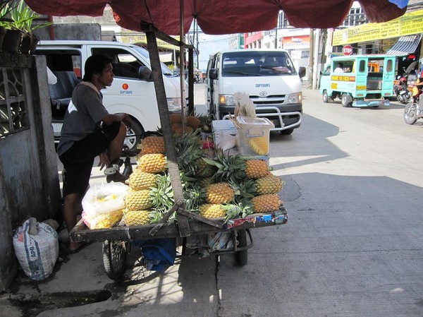 Försäljning av ananas för 20 peso styck, Ormoc, Leyte.