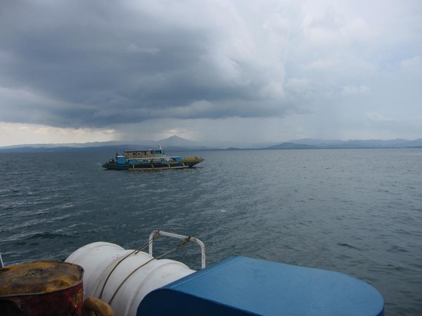 Nordvästra delen av Leyte i bakgrunden. Båtresan mellan Ormoc city och Cebu city.