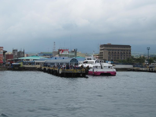 Avfärd från Ormoc. Den bruna byggnaden till höger är Don Felipe Hotel.  Båtresan mellan Ormoc city och Cebu city.