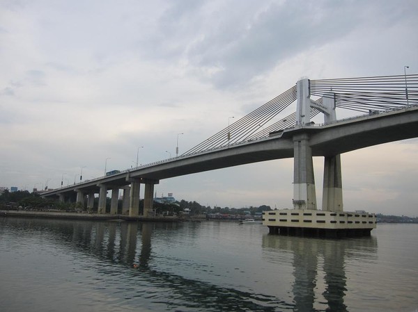 Marcelo Fernan Bridge mellan Mactan och Mandaue. Båtresan mellan Ormoc city och Cebu city.