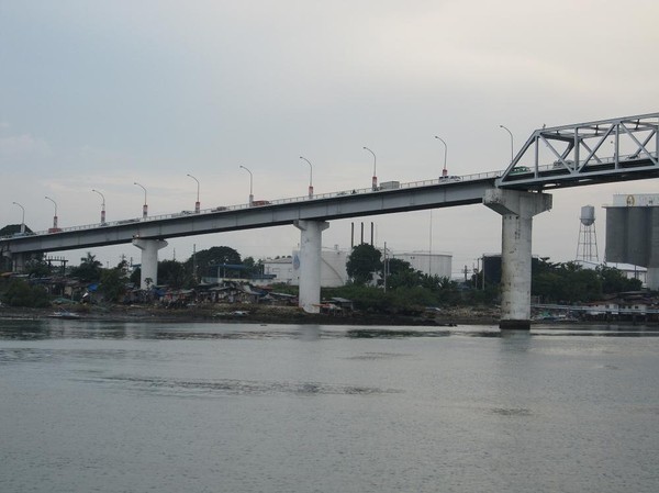 Mactan-Mandaue Bridge eller First Bridge som den också kallas mellan Mactan och Mandaue. Båtresan mellan Ormoc city och Cebu city.