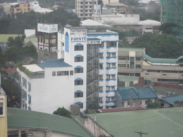 Fuente Pension House som jag alltid bott på under mina tidigare vistelser i Cebu city. Bilden är tagen ifrån mitt hotellrum på Summit Circle Hotel.