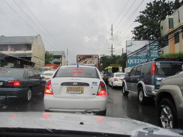 Trafikstockning i taxin på väg upp till uptown Cebu city från SM mall.