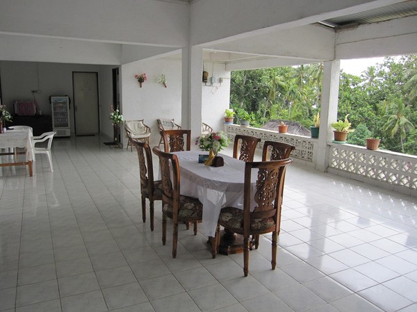 Frukostbord på den jättestora verandan på Melita guesthouse, Baucau.