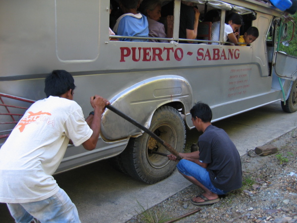 Punktering på jeepney mellan Sabang och National highway, Palawan.