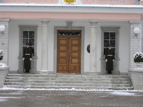 Presidentpalatset, Kadriorg, Tallinn. Vakternas roligaste stund idag måste ha varit när jag besökte dem och gjorde lite grimaser. Såg inte till en enda turist i övrigt.