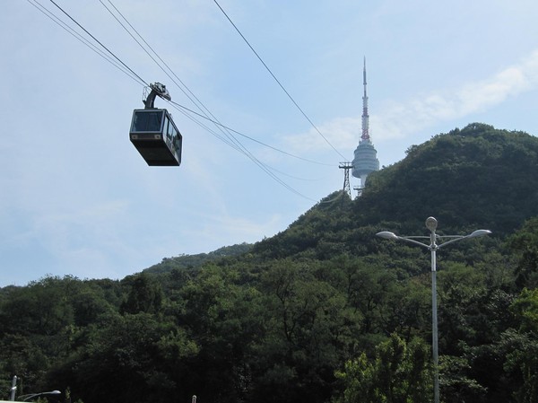 N Seoul Tower och linbanan.