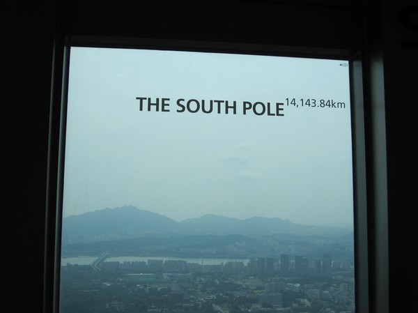 Distans skylt, N Seoul Tower.