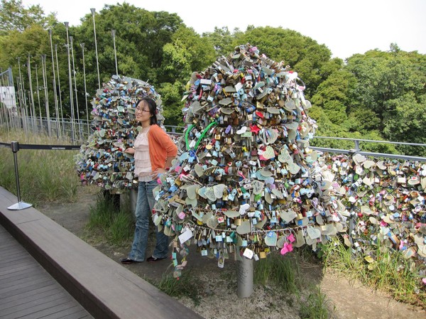 Kärleks lås nedanför N Seoul Tower.