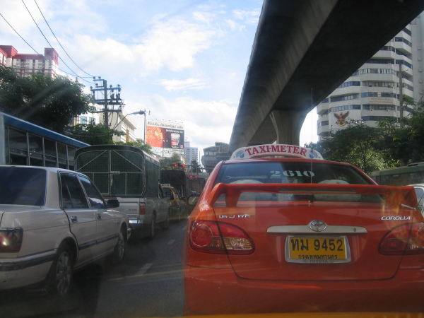 Taxiresa i Bangkok. Trafiken är som vanligt kaotisk.