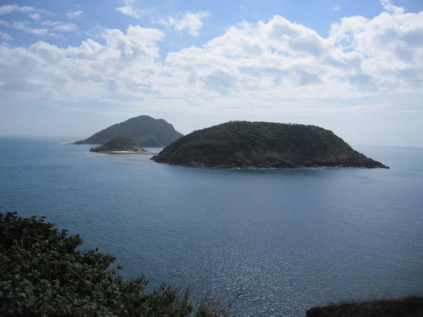 Tre öar från vänster till höger: Tai Lon island, Trac Nho island och Trac Lon island. Bakom Tai Lon island längst till vänster i bild ligger ytterligare en liten ö som heter Tho island.