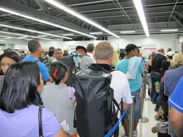 Passkontrollen på Suvarnabhumi och jag är på väg hem till Sverige. En stor sal med folk som är på väg ut ur landet och långa kötider. Inte direkt som på 90-talet.