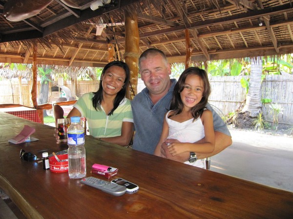 Donna och Jörgen Grenmo med dottern Sofi på Moby Dick, Santa Fe, Bantayan island.