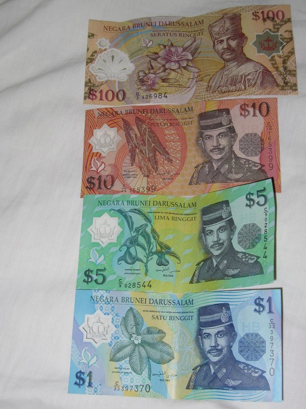 Häftigaste och finaste sedlarna har man i alla fall i Brunei! Jag vet inte vad det är för slags papper men det känns väldigt skönt att hålla i.