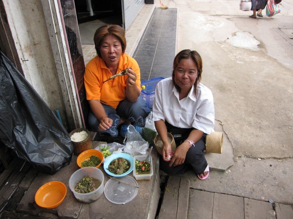 Frukost på trottoaren i Udon Thani.