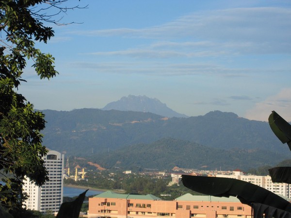Mount Kinabalu sedd från Signal hill, Kota Kinabalu.
