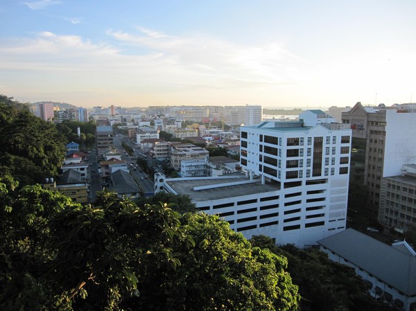 Kota Kinabalu city sedd från Signal Hill.