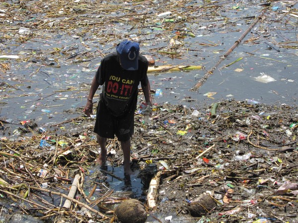 Samlande av plast, Manila Waterfront.