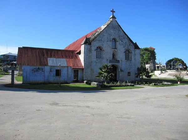 Kyrkan i Siquijor town, till största delen byggd av koraller.