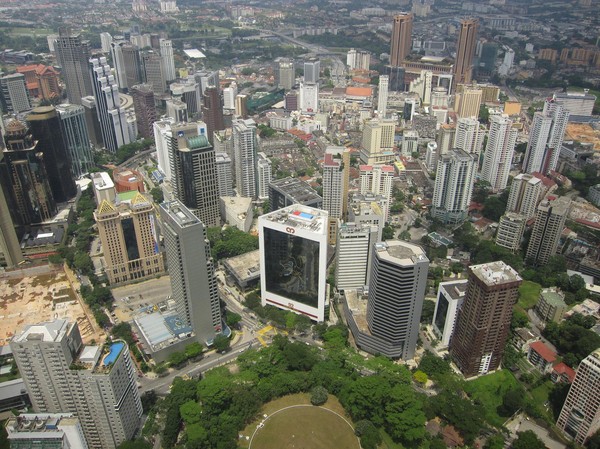 Skyskrapor nedanför Menara KL Tower.