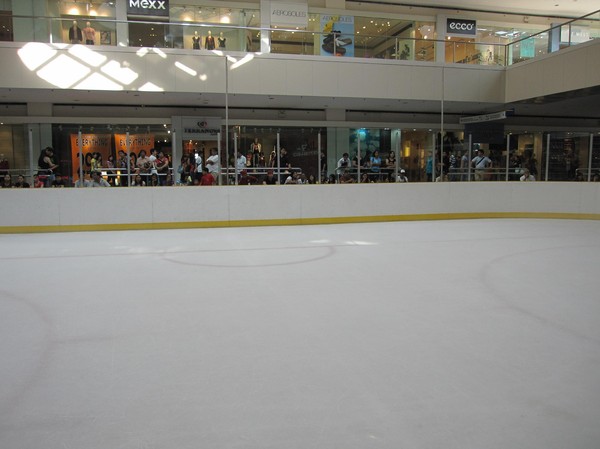 Fotot taget medan jag själv åker skridskor! Hockey rinken i SM Mall of Asia.