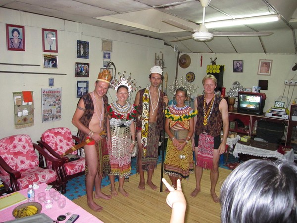 Alla fem västerlänningar i traditionell Iban-klädsel.