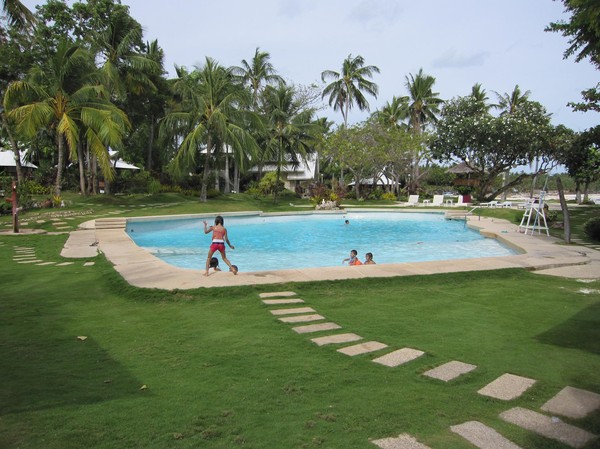 Swimming pool, Ogtong cave resort, vilket jag misstänker är öns enda. Bredvid poolen finns själva Ogtong cave. Man kan gå in i grottan och bada i dess färskvatten.