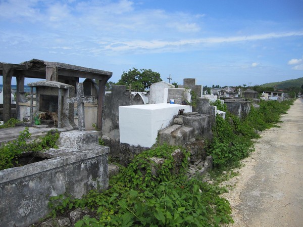 Kyrkogård vid stranden i närheten av Siquijor town, Siquijor.