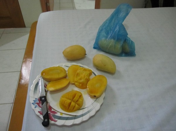Efter löppasset och duschen går jag till marknaden och köper superfärska mangos som jag äter innan jag käkar en riktig frukost. Underbart. Min absoluta favoritfrukt i tropikerna!
