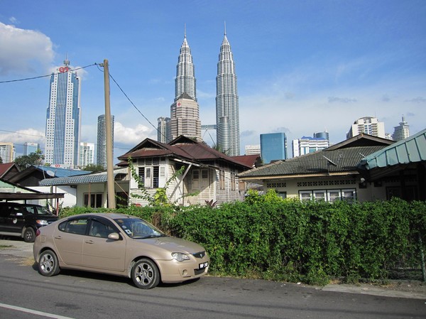 Även Petronas Towers kan ses från stadsdelen Kampung Baru.