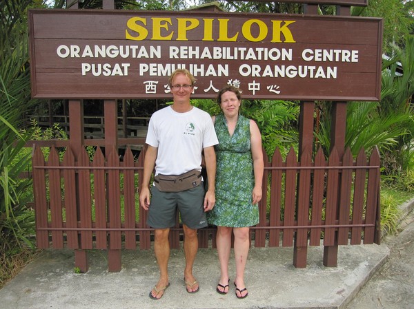 Sandra och jag vid entrén till Sepilok Orangutan Rehabilitation Centre.