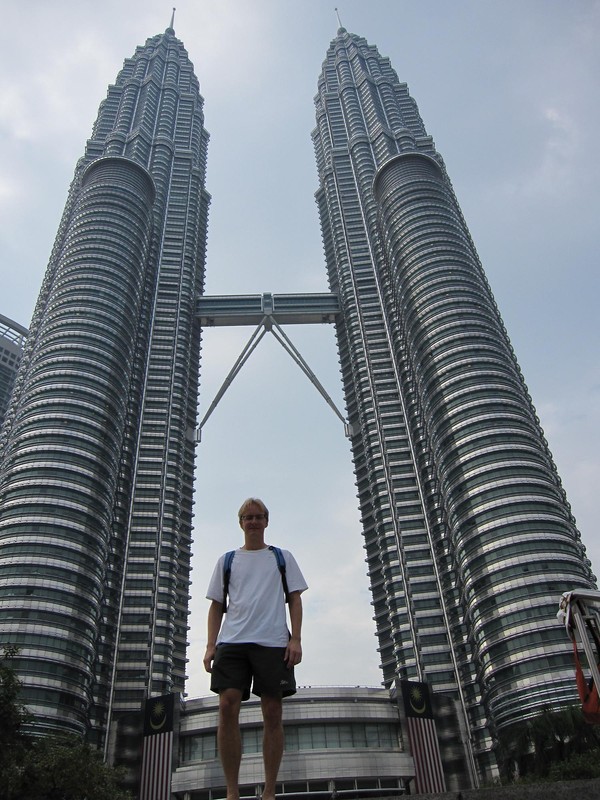 Vid foten av Petronas Towers.