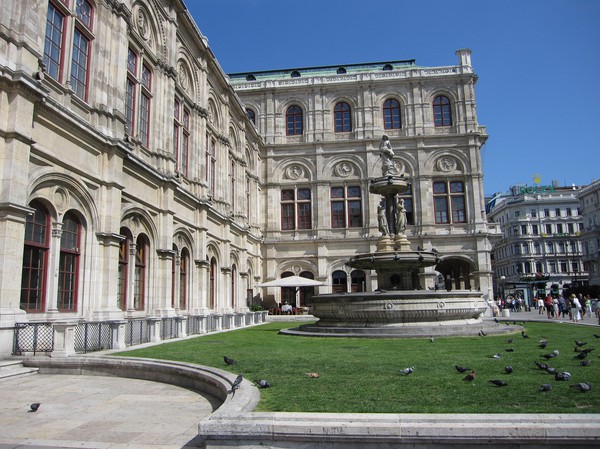 Staatsoper (stadsoperan) längs Kärntner strasse i Wien.