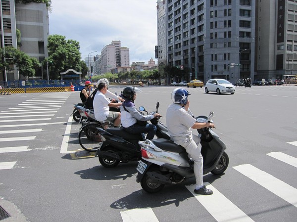 Vänstersväng i Taipei görs bäst på detta viset!