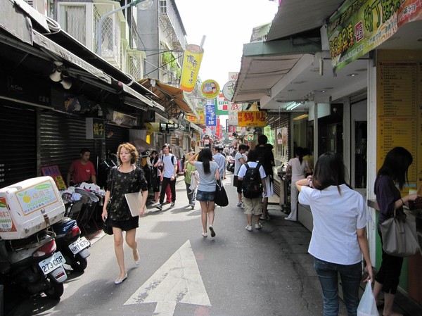 Gatuvy i centrala Taipei. Den här delen av staden nära stadens stora universitet vet jag inte vad den kallas, men riktigt häftig var den!