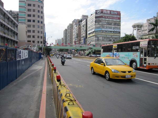 Gatuscen i centrala Taipei. Flaggorna på bilden är Taiwans flagga.