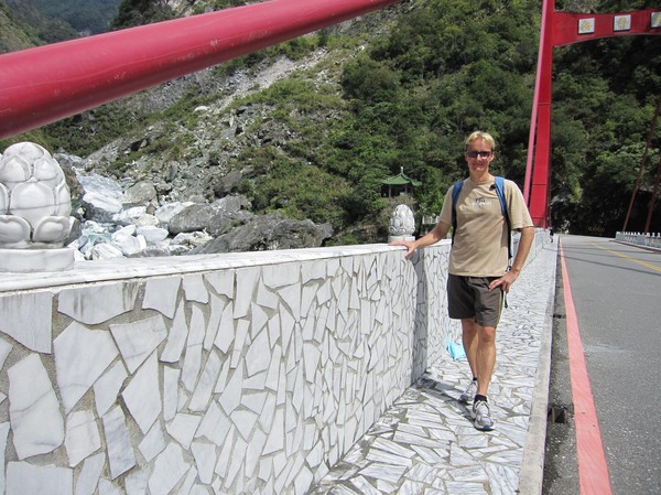 Stefan på vandringen genom Taroko Gorge. En vänlig taiwanes förevigade detta ögonblick, vilket jag är tacksam för!