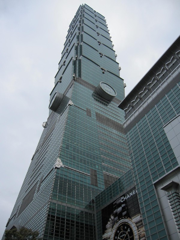 Ett foto av Taipei 101 taget utanför byggnadens entré.