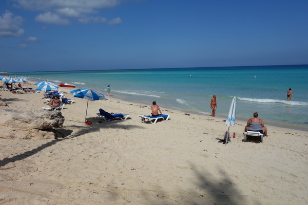 En inblick i vanliga kubaners sätt att spendera strandtid, Playas del Este, Havanna.