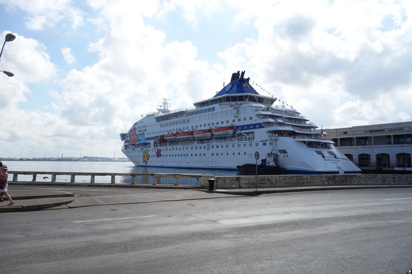 Kryssningsfartyget Louis Cristal Valletta i hamnen i Habana Vieja, Havanna.